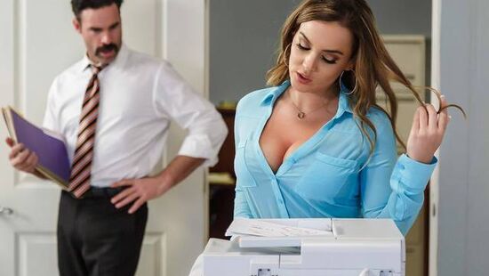 Brazzers - блондинка сделала минет и получила член коллеги в киску